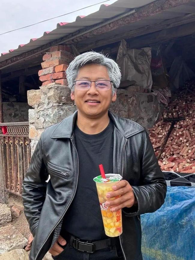 博主模仿黄仁勋走红:我现在很害怕