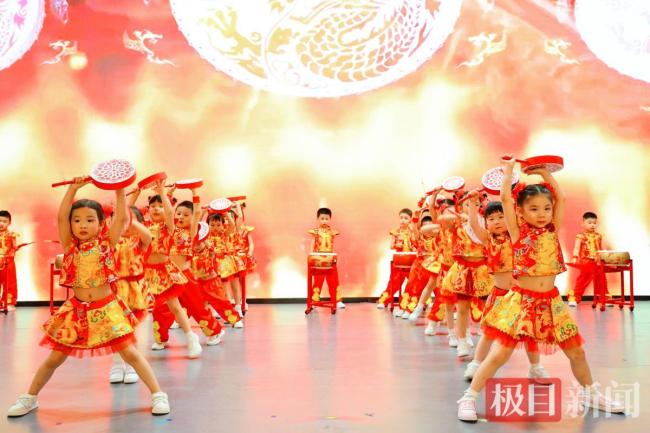 300万人围观萌娃飙车过六一 这才是童年该有的样子!