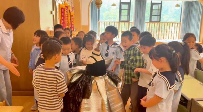 妈妈用保温袋“手搓”赫本风公主裙 全家总动员