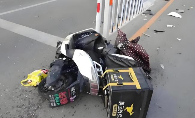 外卖骑手送餐时撞伤行人，谁应担责？