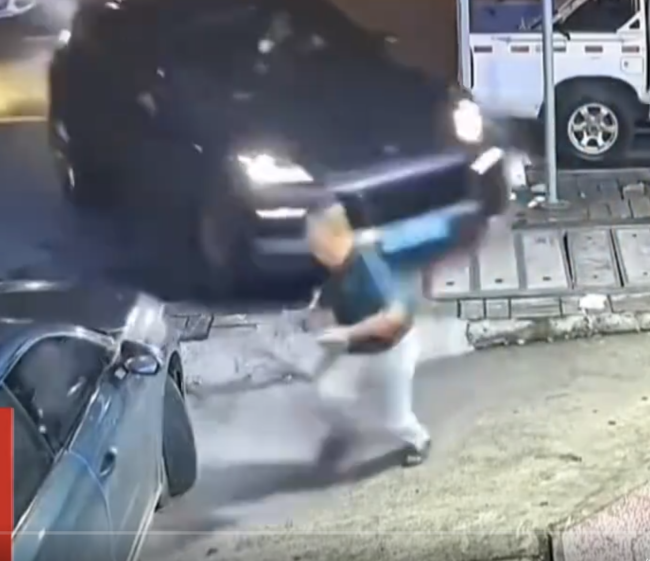 男子散步遇車禍神走位逃生 驚險(xiǎn)瞬間化險(xiǎn)為夷