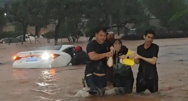暴雨天“烧烤哥”徒手冲进水中救人 凡人善举温暖人心