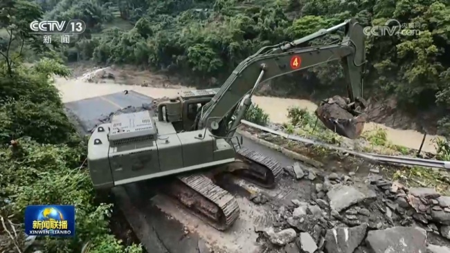 黨員先鋒隊搶通群眾出行路