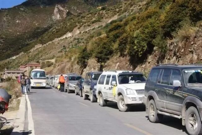 稻城亞丁景區(qū)“道路設(shè)卡擺渡收費”調(diào)查