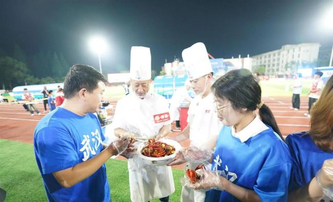 楚超现场烧起小龙虾 足球与城市的温暖相遇