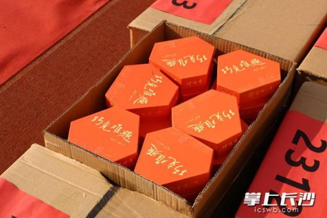 校长9个字赠言助考生“巧克难题” 甜蜜礼物激励前行