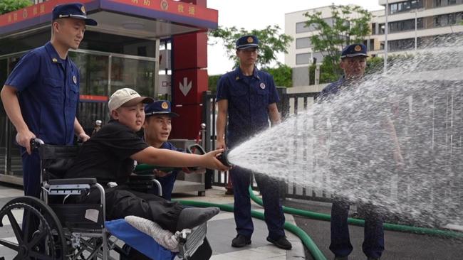 11岁骨肉瘤男孩在40米高空圆梦 体验“像飞一样”的感觉