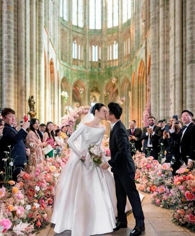 奚梦瑶何猷君婚礼比伯同款摄影师