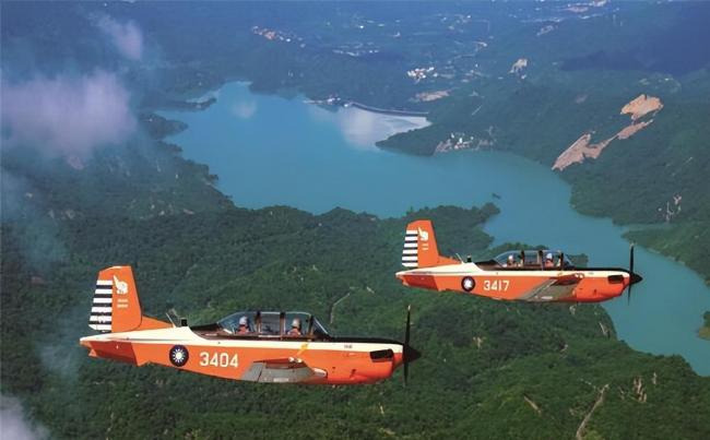 台空军一教练机坠毁 两名飞行员罹难