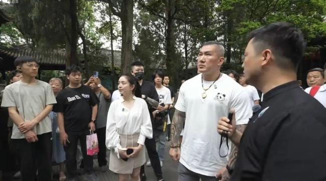 武侯祠首席讲解员是保安转型 从保安到文化桥梁