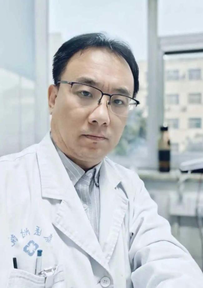 “几天前刚给我妈妈做完手术”，医生李明突然离世，年仅48岁