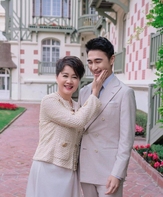 奚梦瑶何猷君婚典嘉宾曝光,泰国首富令嫒出席,小明站C位气场全开 七年应承终好意思满