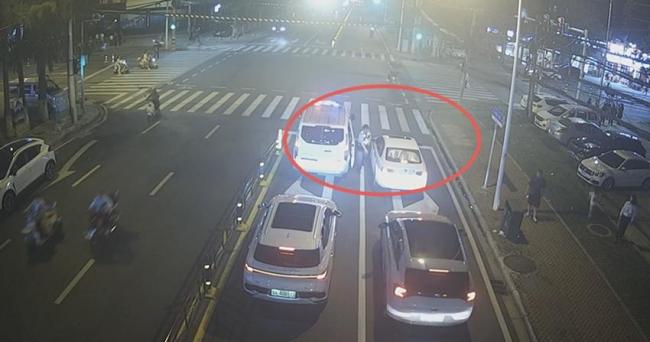 幼童突发惊厥交警护送就医 警车疾驰生命接力
