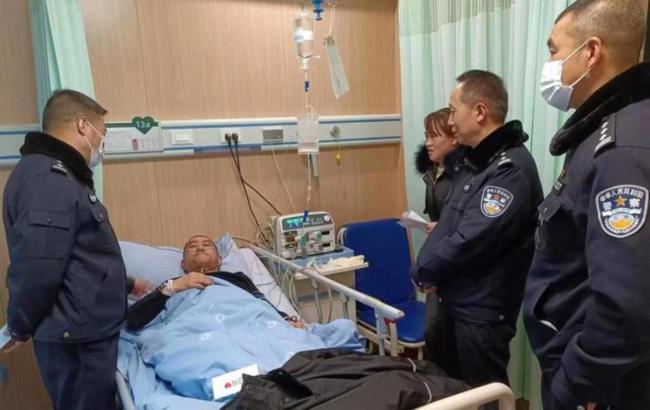 民警下班途中抓獲偷購物袋賊 網(wǎng)友：踏破鐵鞋無覓處，得來全不費工夫
