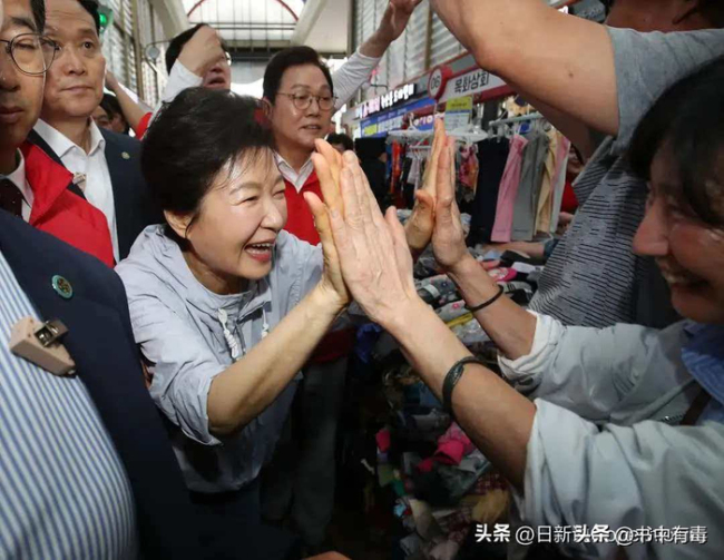 朴槿惠和李明博同日现身竞选集会 搅动选情涟漪效应