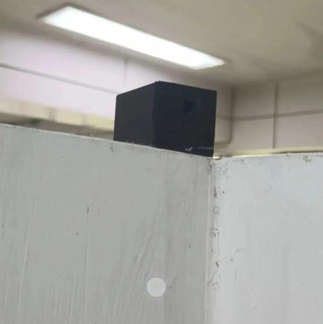 上政通报学生偷拍女厕 涉事学生被开除学籍