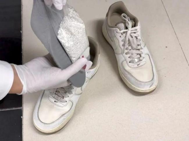 旅客在鞋垫内藏匿银粒被海关查获