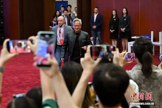 黄仁勋称员工薪酬应该“尽可能高” 科技业趋势探讨