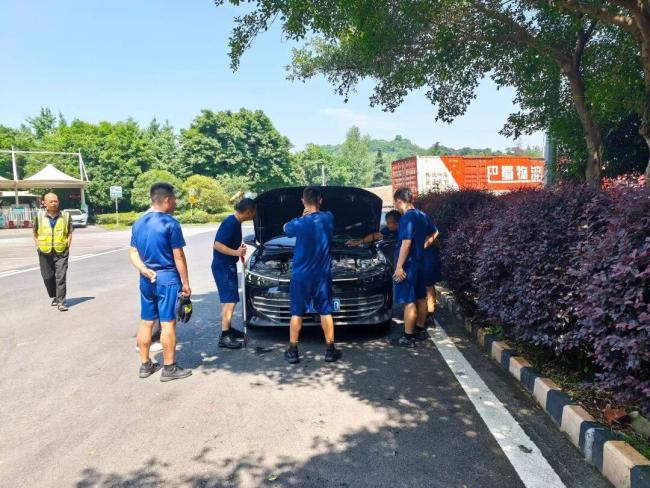挡风玻璃外突现蛇游走 车主停车求救