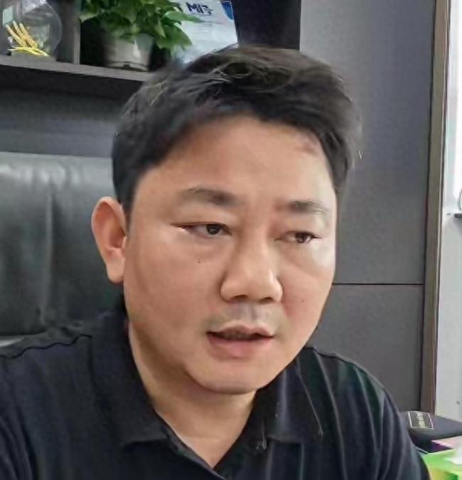 张雪深夜“批评”德比斯