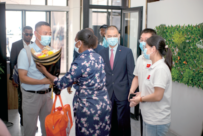 中國專家組赴非洲支援抗擊埃博拉疫情