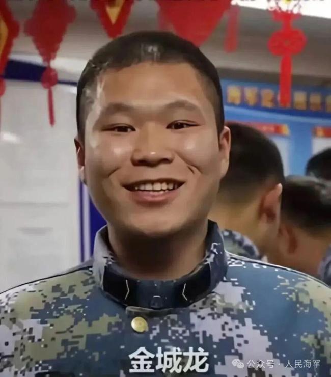 父母登上牺牲儿子生前服役舰艇