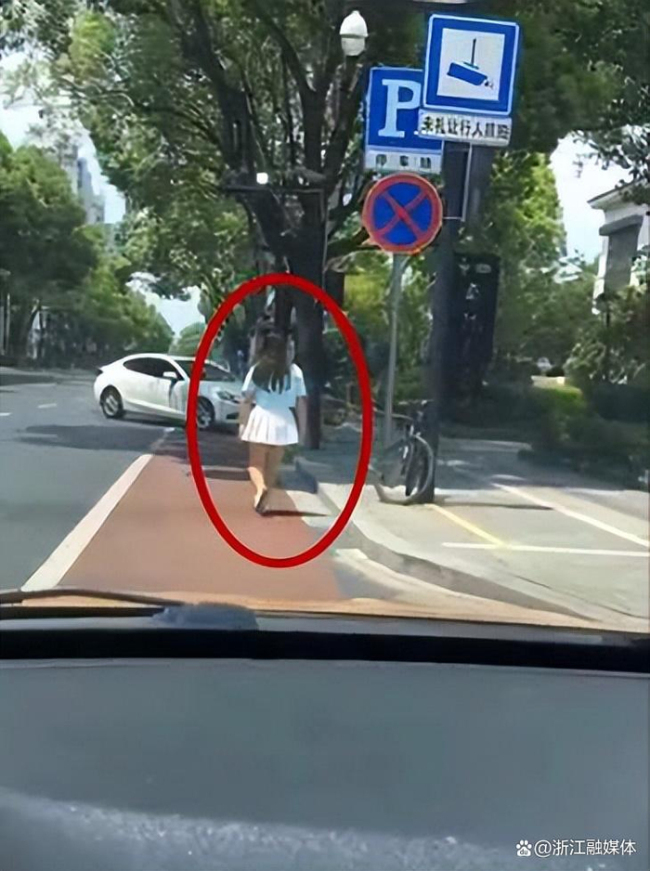 老人跳江轻生 健身教练一把拉住 的哥英勇救人