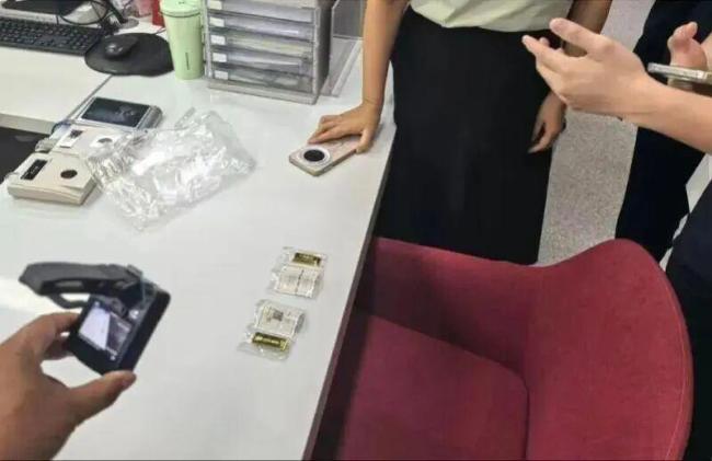 保洁员在垃圾桶捡到两根金条