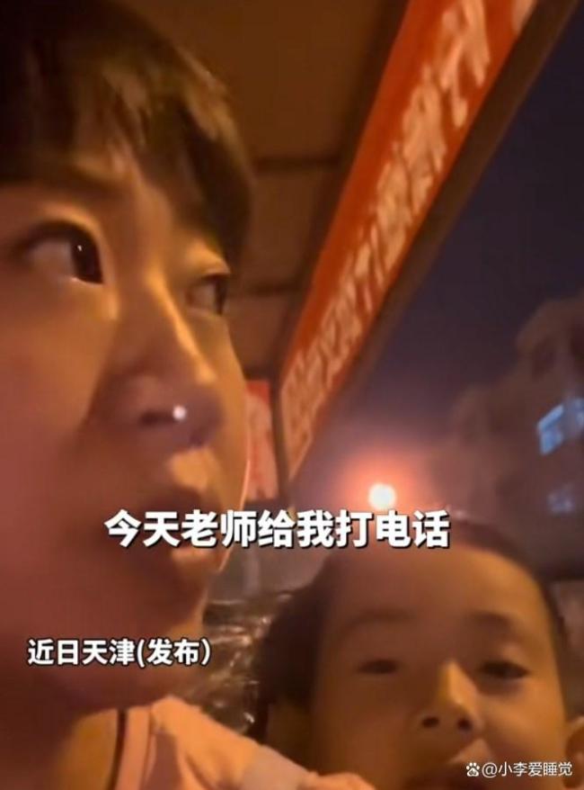 妈妈摆摊被同学嘲笑男孩霸气维护