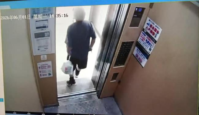 外卖员在小区电梯内随地便溺，物业报警并消杀，警方处置中