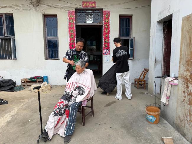 小伙為超200位留守老人免費(fèi)理發(fā)：老人需要被關(guān)注