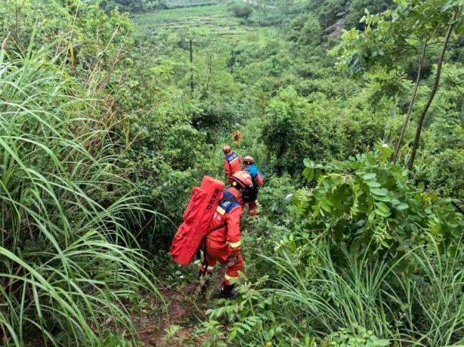 貴州女子天坑被困消防救援 雨天尋夫遇險