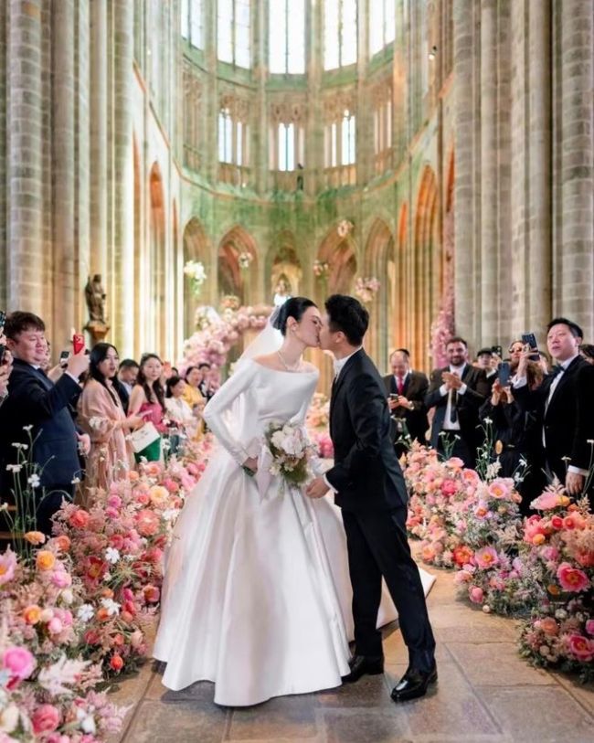 奚梦瑶晒照感谢婆婆 四太珍藏珠宝见证婚礼