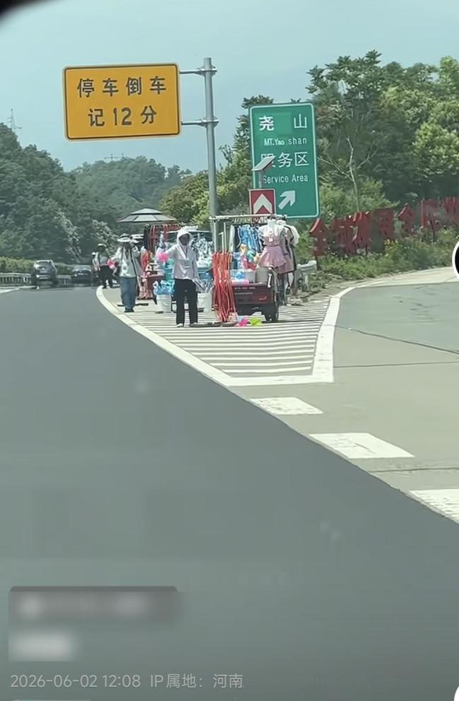摊贩挥舞水瓢“魔性”揽客？当地回应