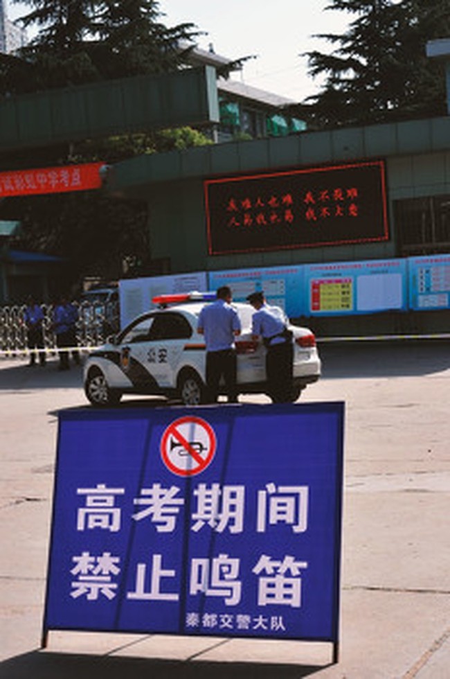 ​别再觉得高考只是一个人的战斗！全校师生夹道相送为高考生加油