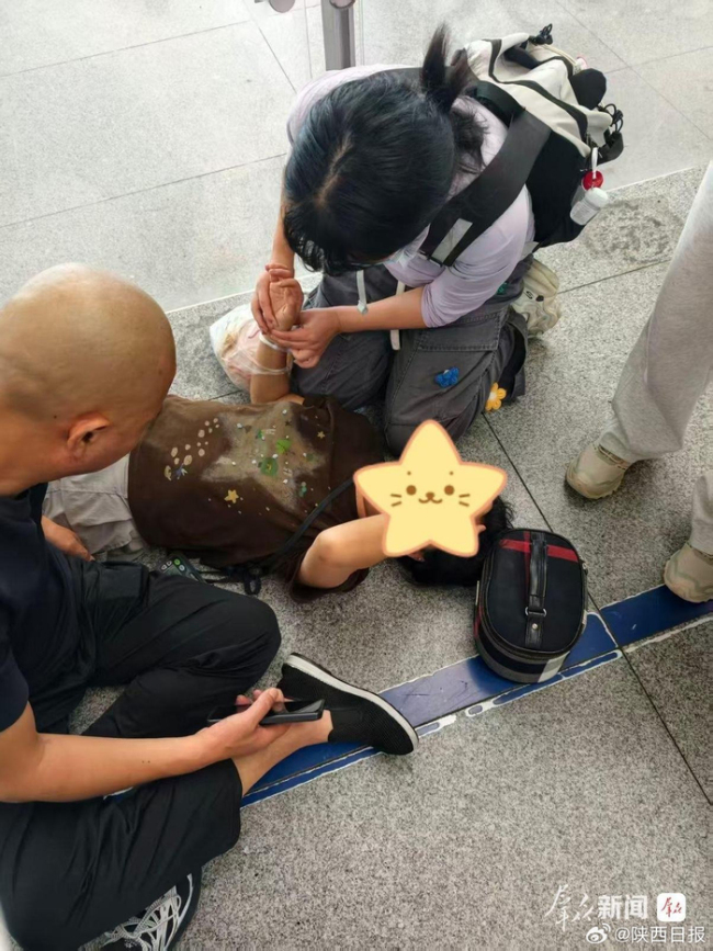 女子就醫(yī)途中暈倒護(hù)士火速施救 白衣天使展現(xiàn)醫(yī)者本能