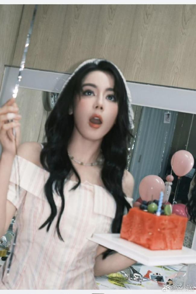 迪丽热巴如愿收到了方形西瓜蛋糕 34岁的甜蜜愿望
