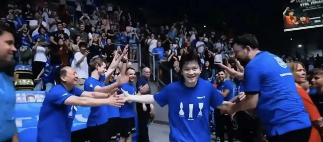 樊振东接受采访真诚又滴水不漏 被问到下赛季目标说希望再去提高