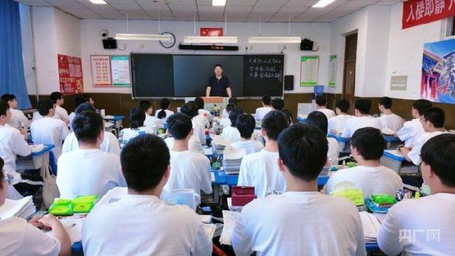 高三最后一課老師花式送祝福 師生情深溫暖人心