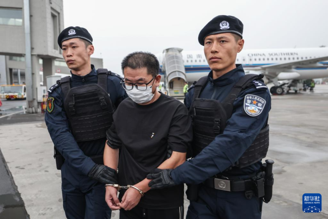 潛逃境外十余年嫌疑人被抓回 偽造合同騙貸終落網(wǎng)