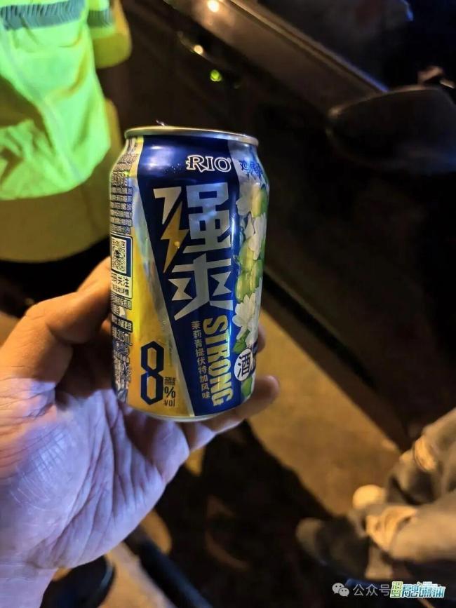 女子驾车途中喝鸡尾酒解渴被查获 认知误区惹祸