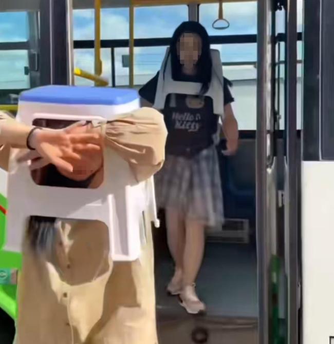 女子玩“塑料凳挑战”被困 闺蜜不信邪也试双双求助消防