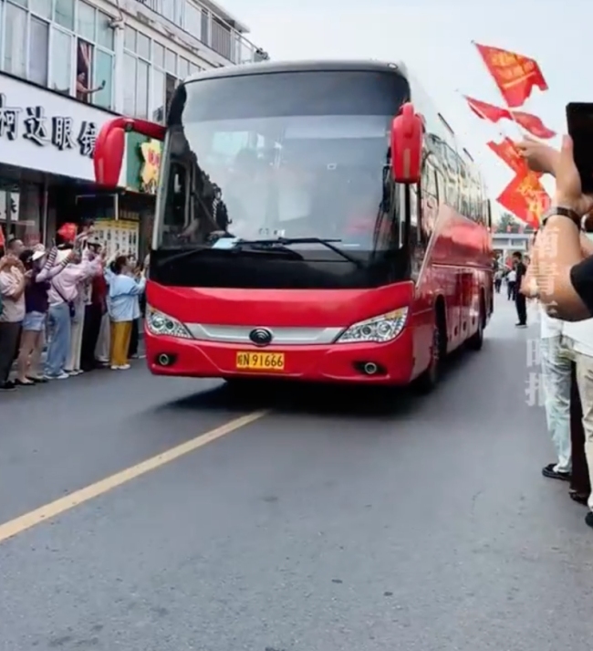 毛坦厂中学万人出征送考名场面再现 91666车牌寄托美好祝愿 
