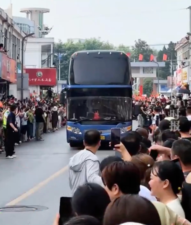 毛坦厂中学万人出征送考名场面再现 91666车牌寄托美好祝愿 