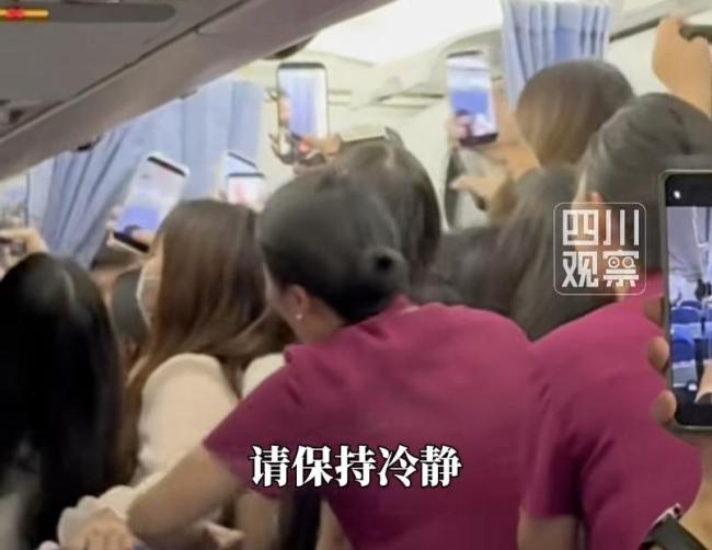 粉絲涌入頭等艙拍藝人空姐大喊冷靜 航班未停穩(wěn)粉絲圍堵
