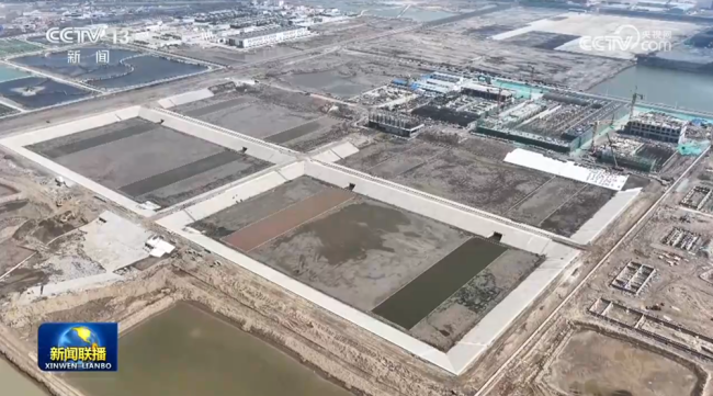 眼下，各地海水淡化项目建设正稳步推进。这个正在建设中的河北沧州渤投新水源海水综合利用一体化工程，创新推行“光伏+储能+海水淡化”发展模式。一期工程日产淡化水可达5万吨，目前主体施工进度已超60%。