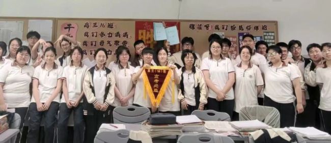 高三最后一课点名现场 全员泪崩 暖心送别激发斗志