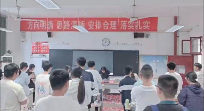 高三班學生誦讀名篇向老師鞠躬致謝 師生情深感動網(wǎng)絡