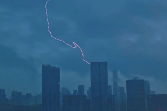 深圳暴雨中惊现“水龙卷” 引发市民热议