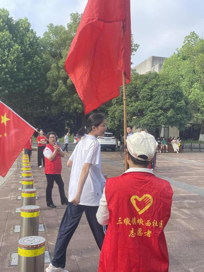 杭二中考點(diǎn)第一個出來考生評語文卷 考場內(nèi)外溫情滿滿